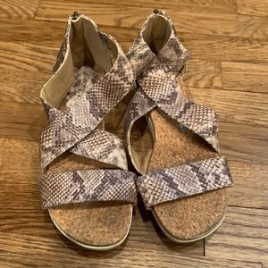 Sandal, cork, snake skin. Comfortable and trendy.